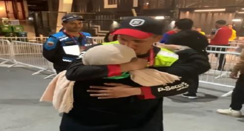 احتضنته بالدموع.. أم جزائرية تفاجئ ابنها العامل في مونديال قطر بعد غيابه 18 شهرًا (فيديو)